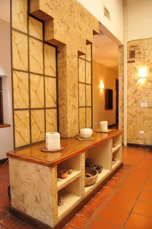 Detalle de piedra, madera y velas del hotel