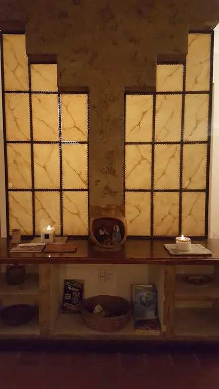Ventana cálidamente iluminada del hotel