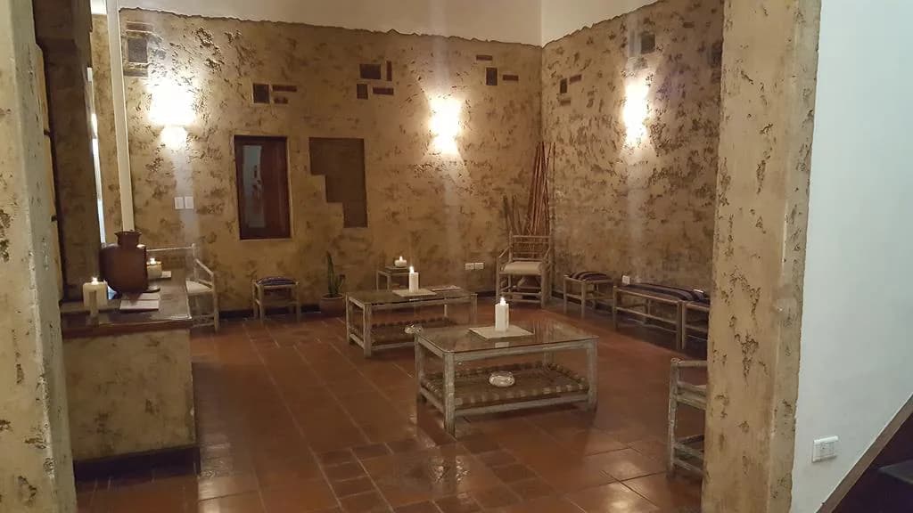 Patio interior iluminado con piedra y madera